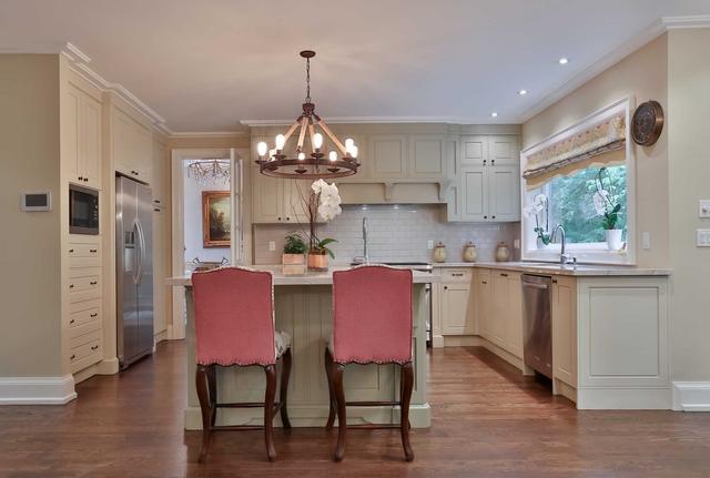 25 Sifton Crt, House detached with 4 bedrooms, 8 bathrooms and 9 parking in Toronto ON | Image 4