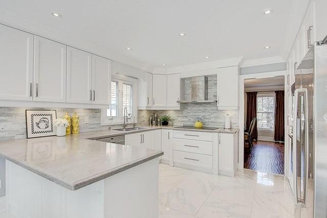29 Rae Cres, House detached with 4 bedrooms, 5 bathrooms and 6 parking in Markham ON | Image 10