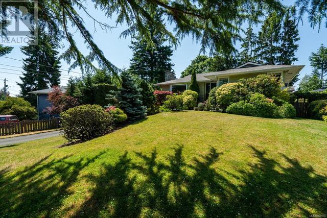 1875 Grandview Dr, House detached with 4 bedrooms, 3 bathrooms and 4 parking in Saanich BC | Image 44