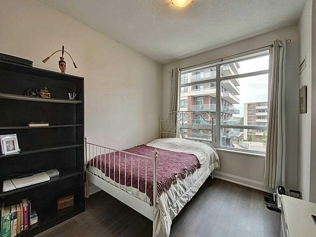 402 - 25 Fontenay Crt, Condo with 2 bedrooms, 2 bathrooms and 1 parking in Toronto ON | Image 3