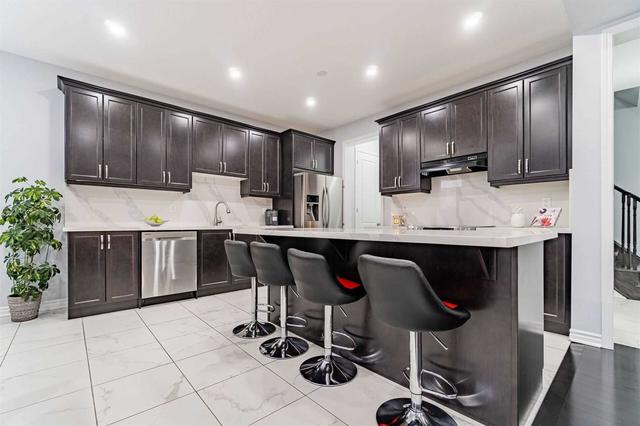 67 Mincing Tr, House detached with 4 bedrooms, 5 bathrooms and 6 parking in Brampton ON | Image 3