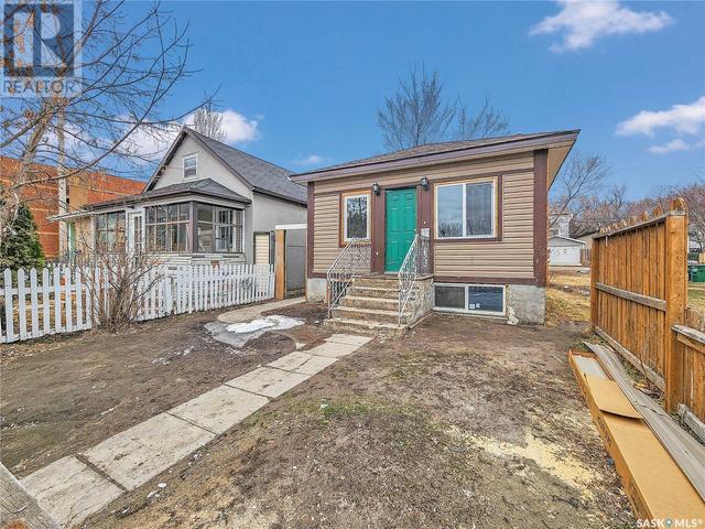 131 M Avenue S, House detached with 3 bedrooms, 2 bathrooms and null parking in Saskatoon SK | Image 2