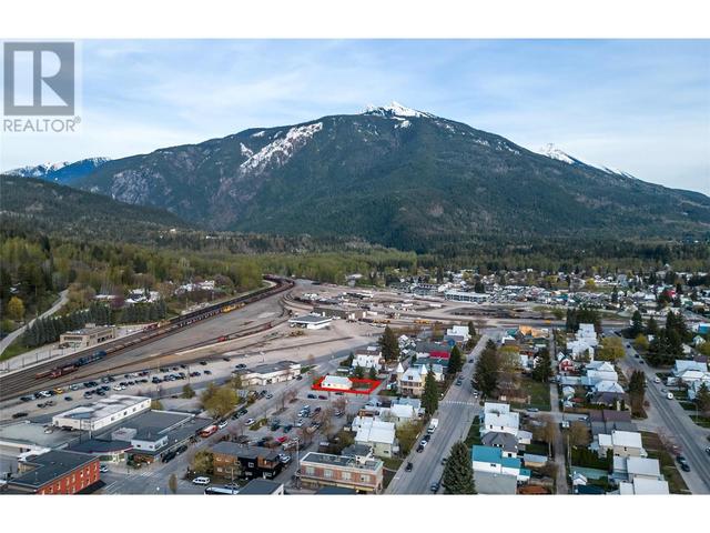 301 First Street E, House detached with 2 bedrooms, 1 bathrooms and 2 parking in Revelstoke BC | Image 12