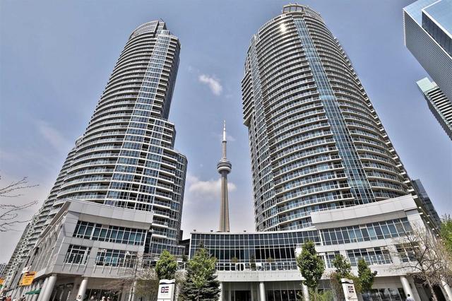 1710 - 208 Queens Quay W, Condo with 1 bedrooms, 2 bathrooms and 1 parking in Toronto ON | Image 1