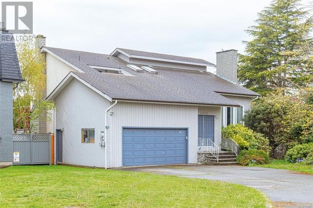 4042 Cavallin Crt, House detached with 6 bedrooms, 5 bathrooms and 2 parking in Saanich BC | Image 1