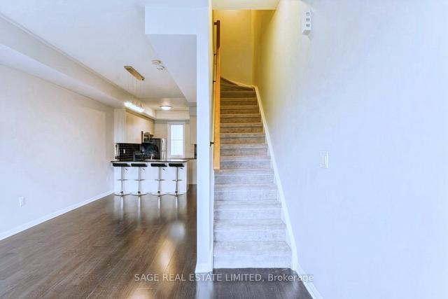 204 - 400 Hopewell Ave, Townhouse with 2 bedrooms, 2 bathrooms and 1 parking in Toronto ON | Image 2