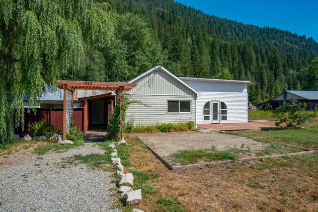 945 Airport Road, House detached with 3 bedrooms, 1 bathrooms and null parking in Salmo BC | Card Image
