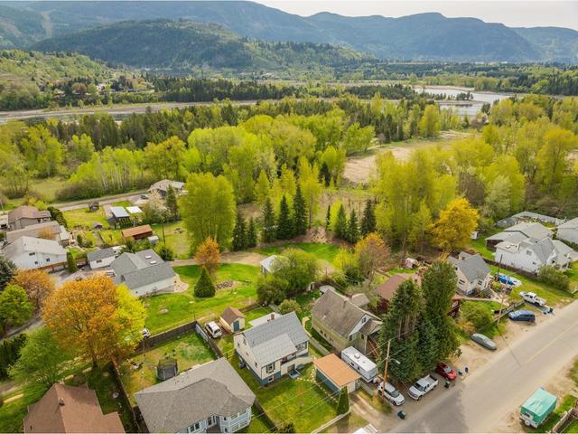 555 5th Ave, House detached with 6 bedrooms, 3 bathrooms and 4 parking in Castlegar BC | Image 12