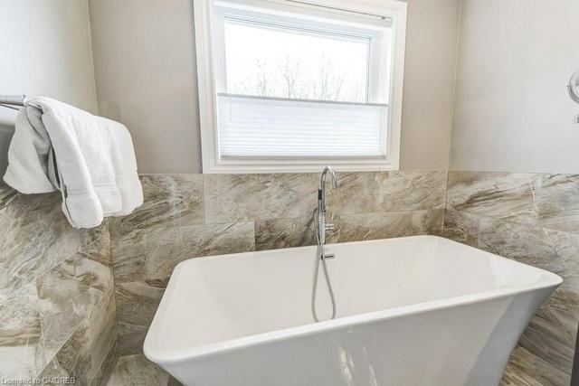 1340 Tinsmith Lane, House detached with 5 bedrooms, 3 bathrooms and 4 parking in Oakville ON | Image 10