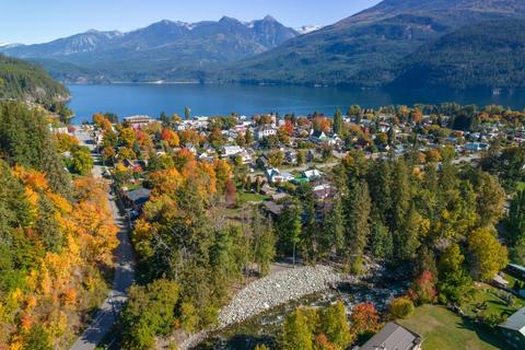 620 Higashi Way, House detached with 5 bedrooms, 2 bathrooms and 4 parking in Kaslo BC | Card Image