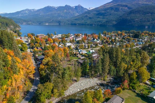 620 Higashi Way, House detached with 5 bedrooms, 2 bathrooms and 4 parking in Kaslo BC | Image 1
