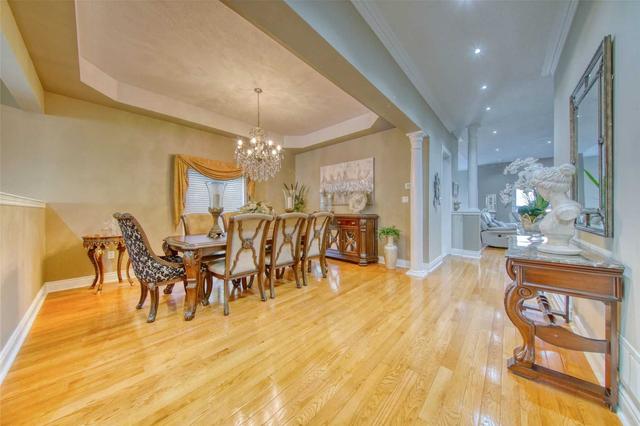 25 Hugo Rd, House detached with 3 bedrooms, 3 bathrooms and 4 parking in Brampton ON | Image 2