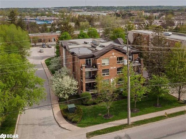 104 - 117 Edgehill Dr, Condo with 2 bedrooms, 1 bathrooms and 1 parking in Barrie ON | Image 5