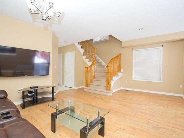 7 Briarcroft Rd, House semidetached with 3 bedrooms, 3 bathrooms and 3 parking in Brampton ON | Image 2