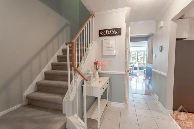 52 Hummingbird Crescent, Townhouse with 3 bedrooms, 3 bathrooms and 3 parking in Ottawa ON | Image 2