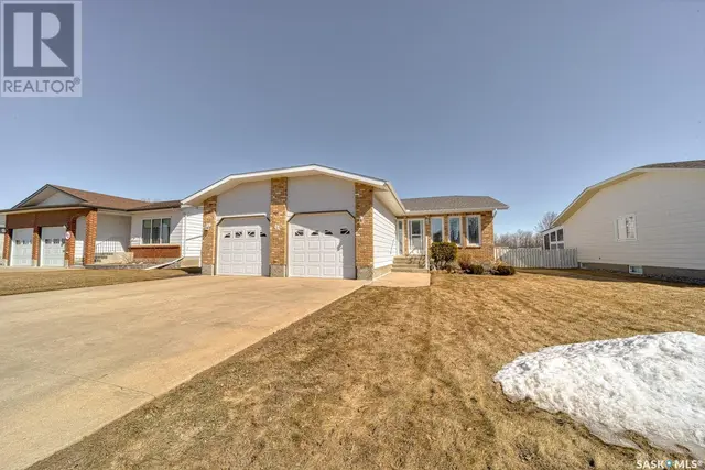 41 Dahlia Crescent, House detached with 3 bedrooms, 3 bathrooms and null parking in Moose Jaw SK | Image 1