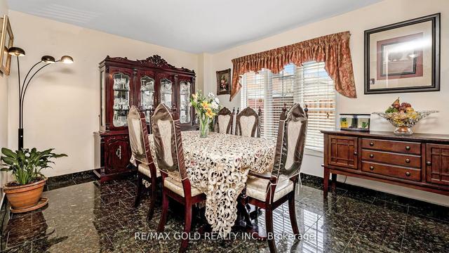 19 Ridgefield Crt, House detached with 4 bedrooms, 4 bathrooms and 5 parking in Brampton ON | Image 4