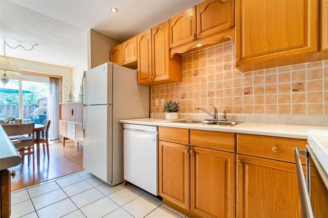 32 Carisbrooke Crt, Townhouse with 3 bedrooms, 2 bathrooms and 2 parking in Brampton ON | Image 7