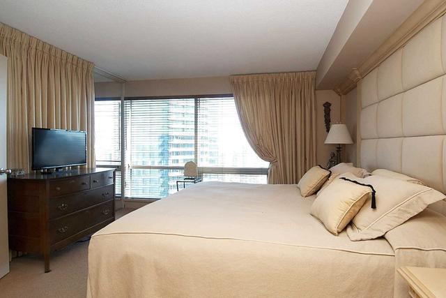 3404 - 1001 Bay St, Condo with 2 bedrooms, 2 bathrooms and 1 parking in Toronto ON | Image 4