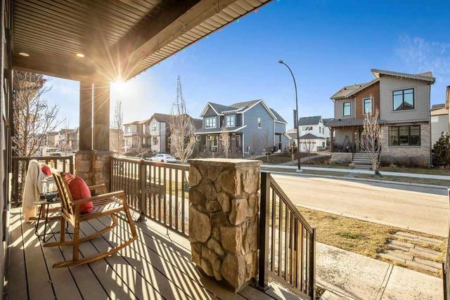 24 Treeline Manor Sw, House detached with 4 bedrooms, 3 bathrooms and 2 parking in Calgary AB | Image 2