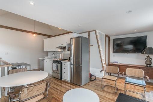 Upper - 293 Harbord St, House detached with 1 bedrooms, 1 bathrooms and null parking in Toronto ON | Image 9