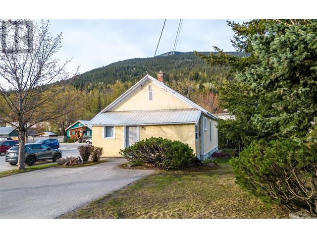 301 First Street E, House detached with 2 bedrooms, 1 bathrooms and 2 parking in Revelstoke BC | Image 9