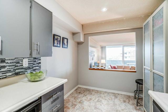 2010 - 260 Scarlett Rd, Condo with 3 bedrooms, 2 bathrooms and 1 parking in Toronto ON | Image 5