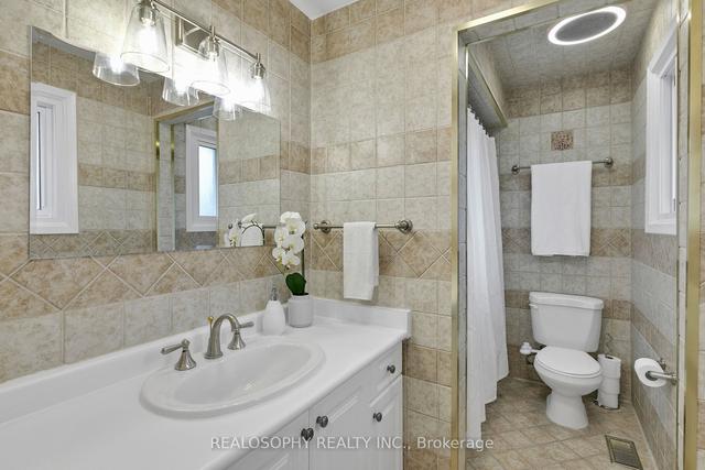 48 Shamokin Dr, House detached with 4 bedrooms, 3 bathrooms and 4 parking in Toronto ON | Image 2