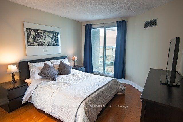 2409 - 77 Harbour Sq, Condo with 1 bedrooms, 1 bathrooms and 1 parking in Toronto ON | Image 2