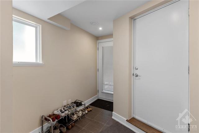 104 Greenfield Avenue, Townhouse with 3 bedrooms, 3 bathrooms and 2 parking in Ottawa ON | Image 3