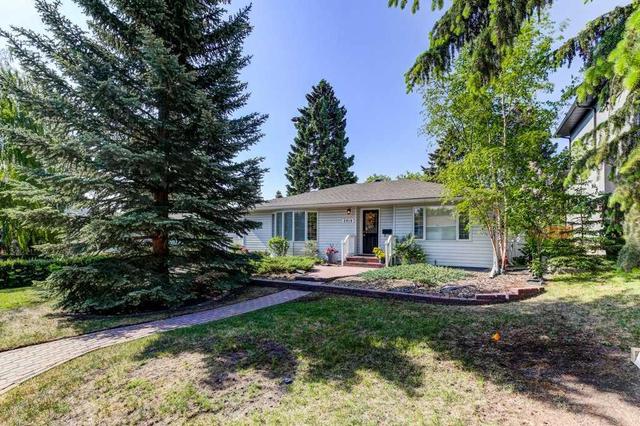 2919 12 Avenue Nw, House detached with 3 bedrooms, 2 bathrooms and 2 parking in Calgary AB | Image 2
