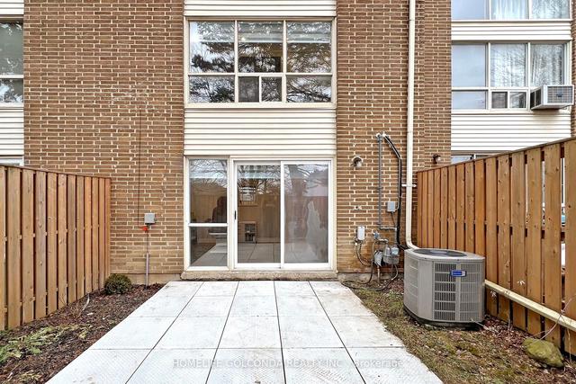 31 Jenny Wrenway, Townhouse with 3 bedrooms, 2 bathrooms and 2 parking in Toronto ON | Image 4