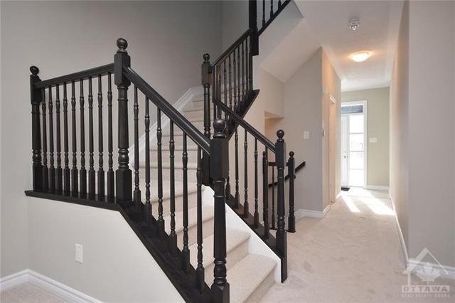 263 Hepatica Way, Townhouse with 3 bedrooms, 3 bathrooms and 3 parking in Ottawa ON | Image 3