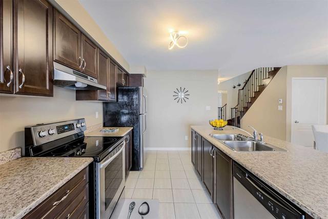 44 Napoleon Cres, House attached with 3 bedrooms, 3 bathrooms and 4 parking in Brampton ON | Image 5