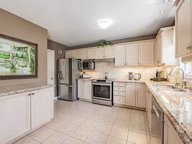 16 Sir Michael Pl, House detached with 4 bedrooms, 3 bathrooms and 5 parking in Brampton ON | Image 6