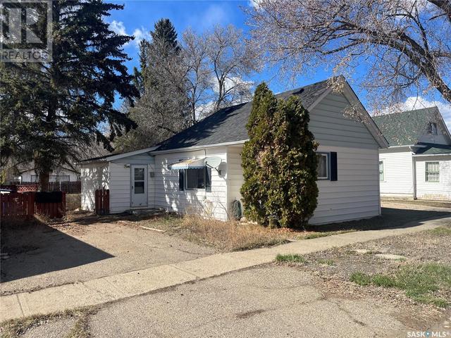224 3rd Street W, House detached with 3 bedrooms, 1 bathrooms and null parking in Leader SK | Image 1