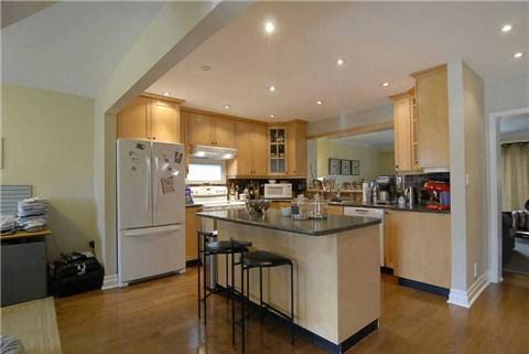 4 Elmview Crt, House detached with 3 bedrooms, 2 bathrooms and 3 parking in Toronto ON | Image 2