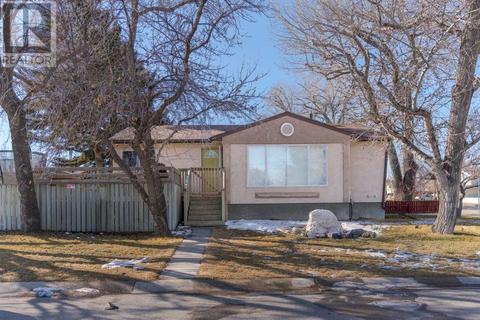 5008 4 Street, House detached with 4 bedrooms, 2 bathrooms and 6 parking in Coalhurst AB | Card Image