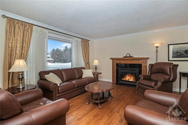 121 Cavanagh Drive, House detached with 3 bedrooms, 2 bathrooms and 12 parking in Ottawa ON | Image 4