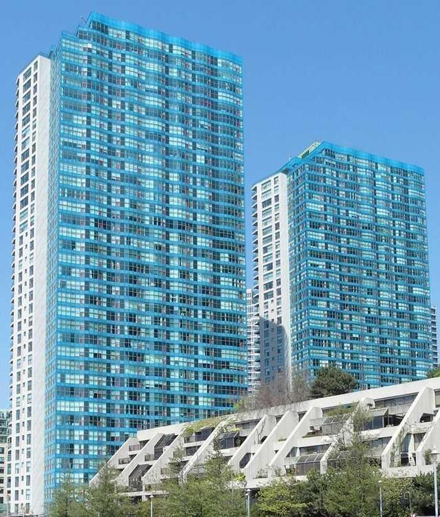 2402 - 99 Harbour Sq, Condo with 2 bedrooms, 2 bathrooms and 1 parking in Toronto ON | Image 1