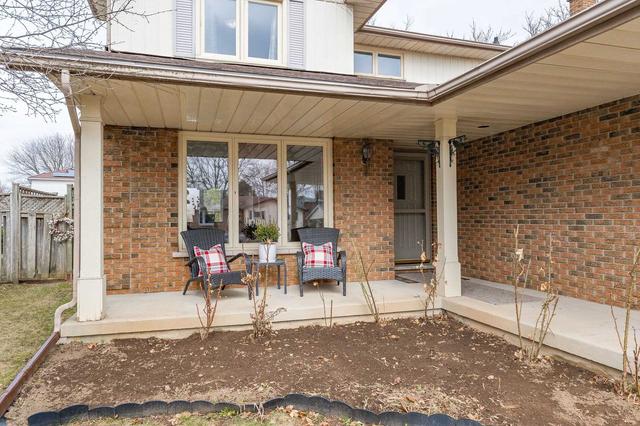 35 Rochelle Dr, House detached with 3 bedrooms, 4 bathrooms and 4 parking in Guelph ON | Image 23
