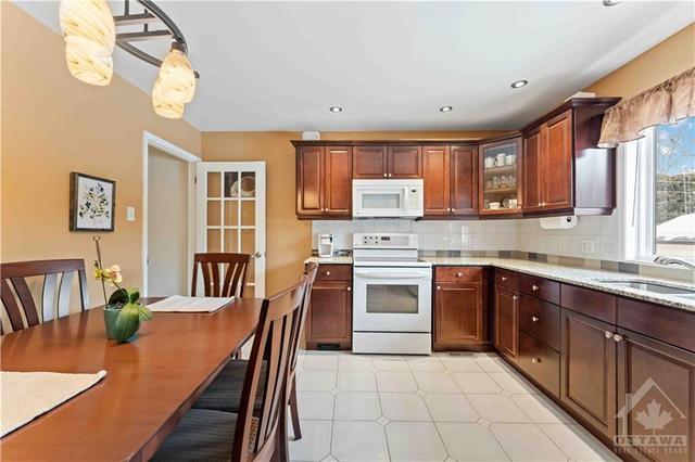 121 Hawk Crescent, House detached with 4 bedrooms, 4 bathrooms and 6 parking in Ottawa ON | Image 8