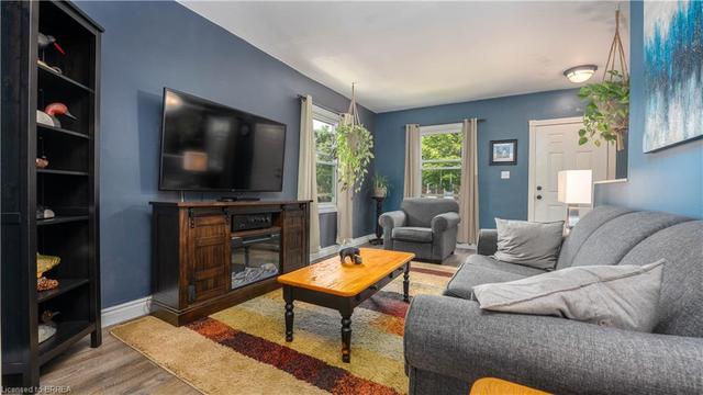 15 Bond Street, House detached with 3 bedrooms, 1 bathrooms and 6 parking in Brantford ON | Image 4