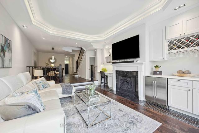 212 Walmer Rd, House attached with 3 bedrooms, 4 bathrooms and 1 parking in Toronto ON | Image 5