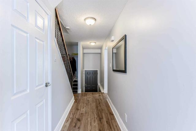 20 Moregate Cres, Townhouse with 3 bedrooms, 2 bathrooms and 1 parking in Brampton ON | Image 2