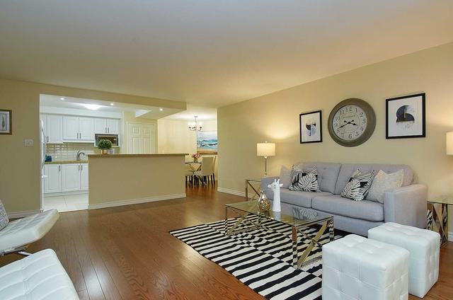 102 - 195 St Patrick St, Condo with 2 bedrooms, 2 bathrooms and 1 parking in Toronto ON | Image 4