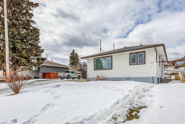 6023 Thornbank Drive Nw, House detached with 5 bedrooms, 2 bathrooms and 5 parking in Calgary AB | Image 3