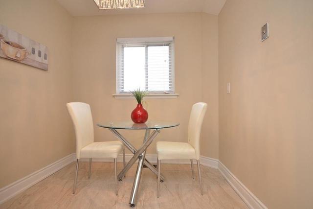 66 Fleetwood Cres, Townhouse with 3 bedrooms, 2 bathrooms and 1 parking in Brampton ON | Image 9