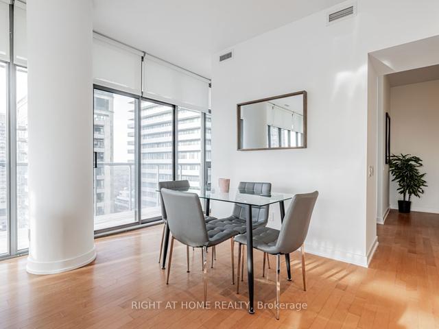2907 - 33 Charles St E, Condo with 2 bedrooms, 1 bathrooms and 1 parking in Toronto ON | Image 3