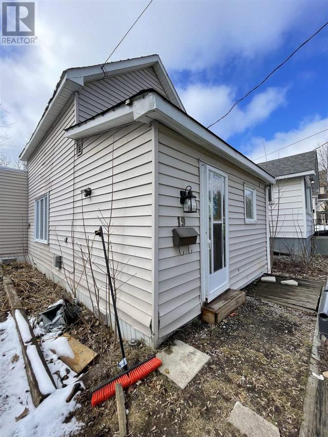 19 Grosvenor Ave, House detached with 2 bedrooms, 1 bathrooms and null parking in Sault Ste. Marie ON | Image 2